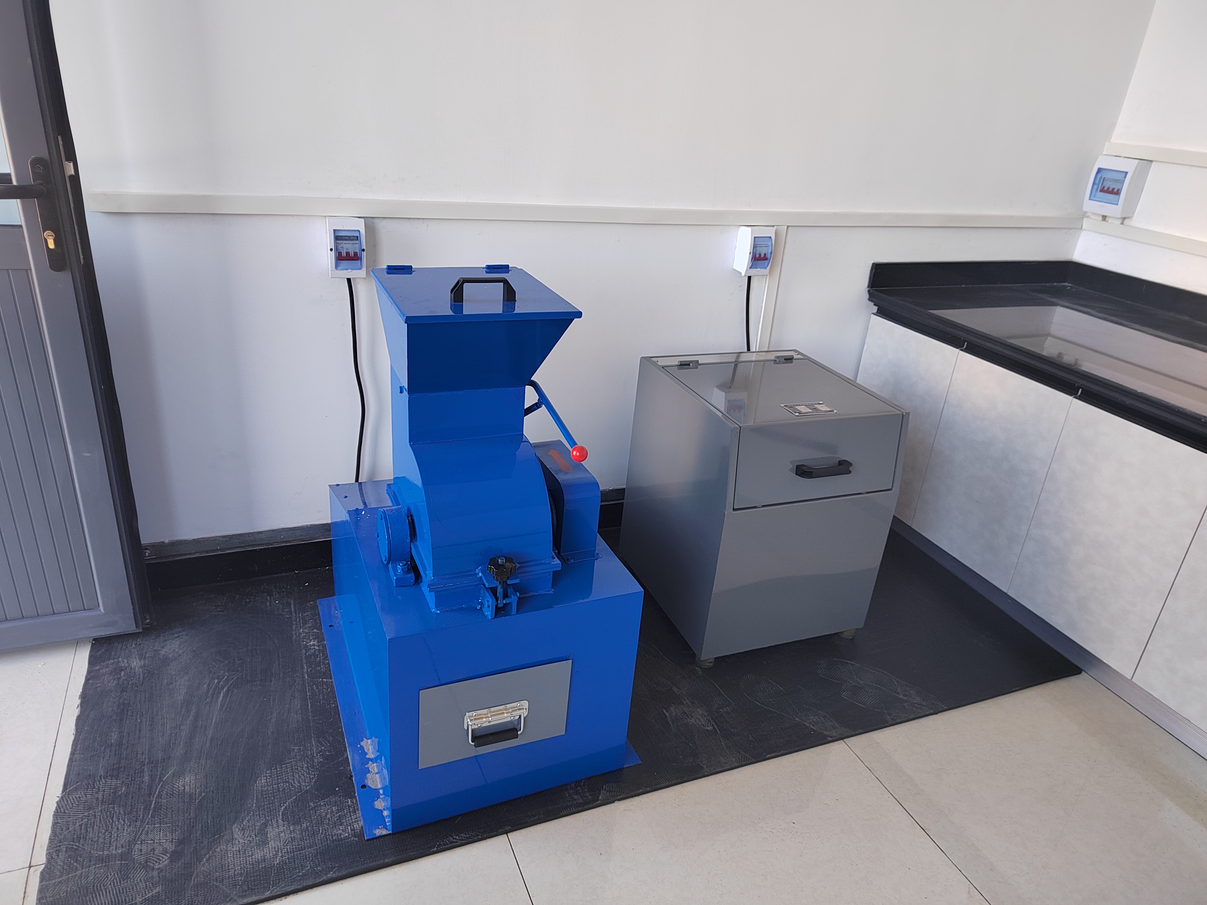 全密封錘式縮分破碎機(jī)工作原理和結(jié)構(gòu)